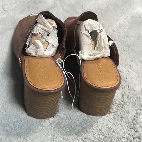 Universal Threat - Heeled Sandals - Picture 7 of 9